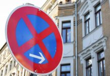 Czy można parkować na skręconych kołach? Czy można parkować na skręconych kołach?