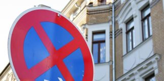 Czy można parkować na skręconych kołach?