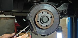 Jak odblokować ręczny hamulec w samochodzie?